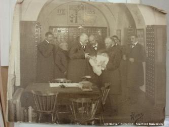Inhuldiging van de bibliotheek van de UAI in 1907. Men herkent baron Descamps, Henri La Fontaine en Paul Otlet
